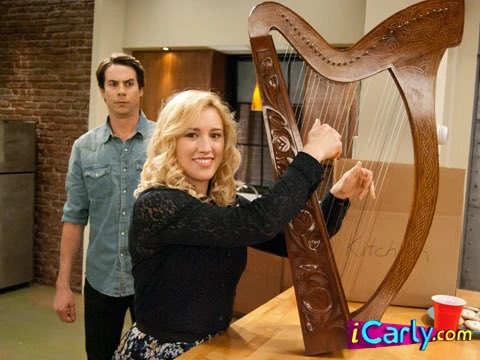 i love this fun fact and the even funnier part is that she was in icarly *before* life is strange