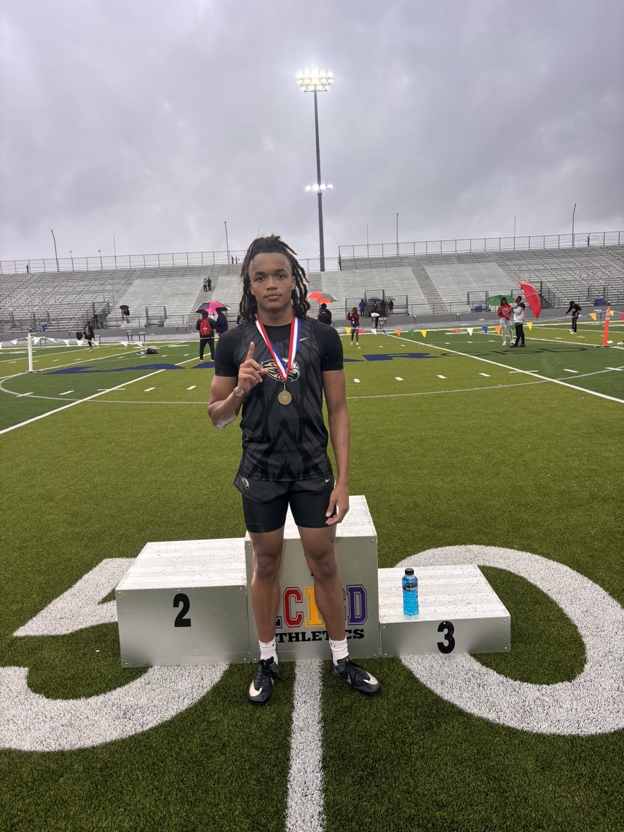 CoachGMbu's tweet photo. @julliusbrown  Breaks another School Record 400M 47.38 advances to Area https://t.co/nYGGpOuhjS