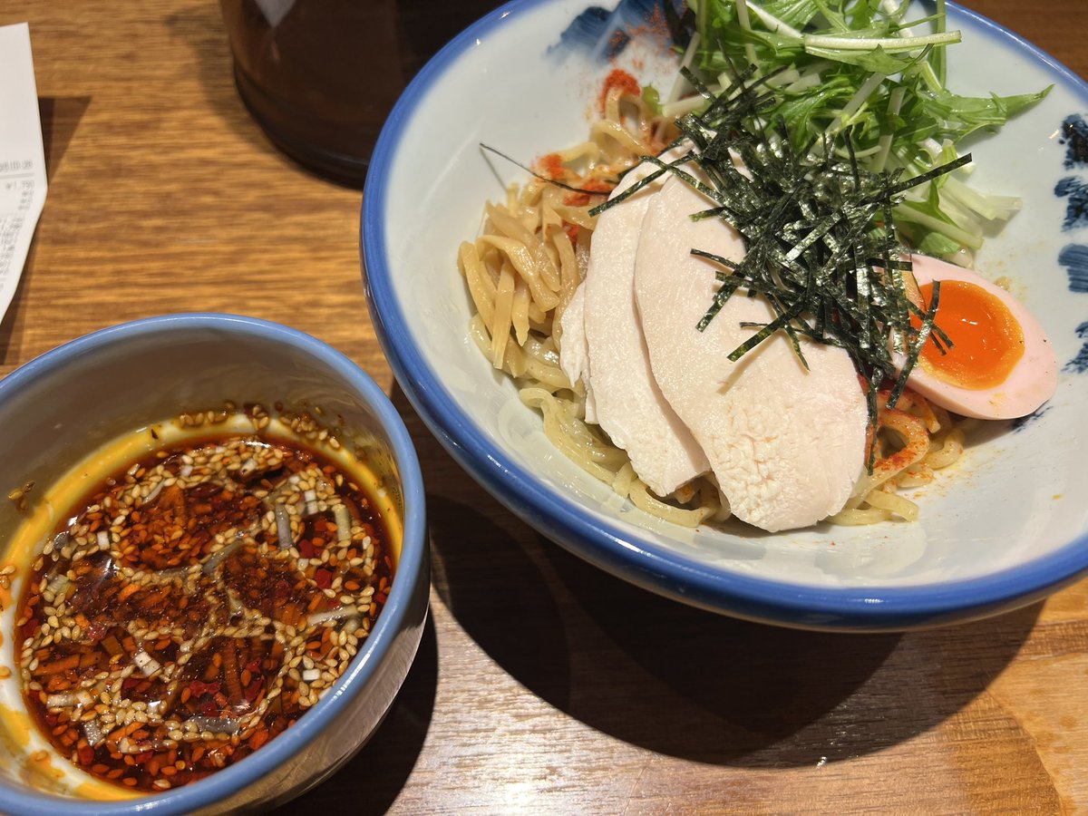 kouta_emo's tweet photo. AFURI@新宿
柚子辛露つけ麺。辛味の主張はそこまでなく、柚子の風味が食欲そそる。ピンクな半熟卵もオシャレ。美味でした。
#ラーメン https://t.co/2kOYluEfyh