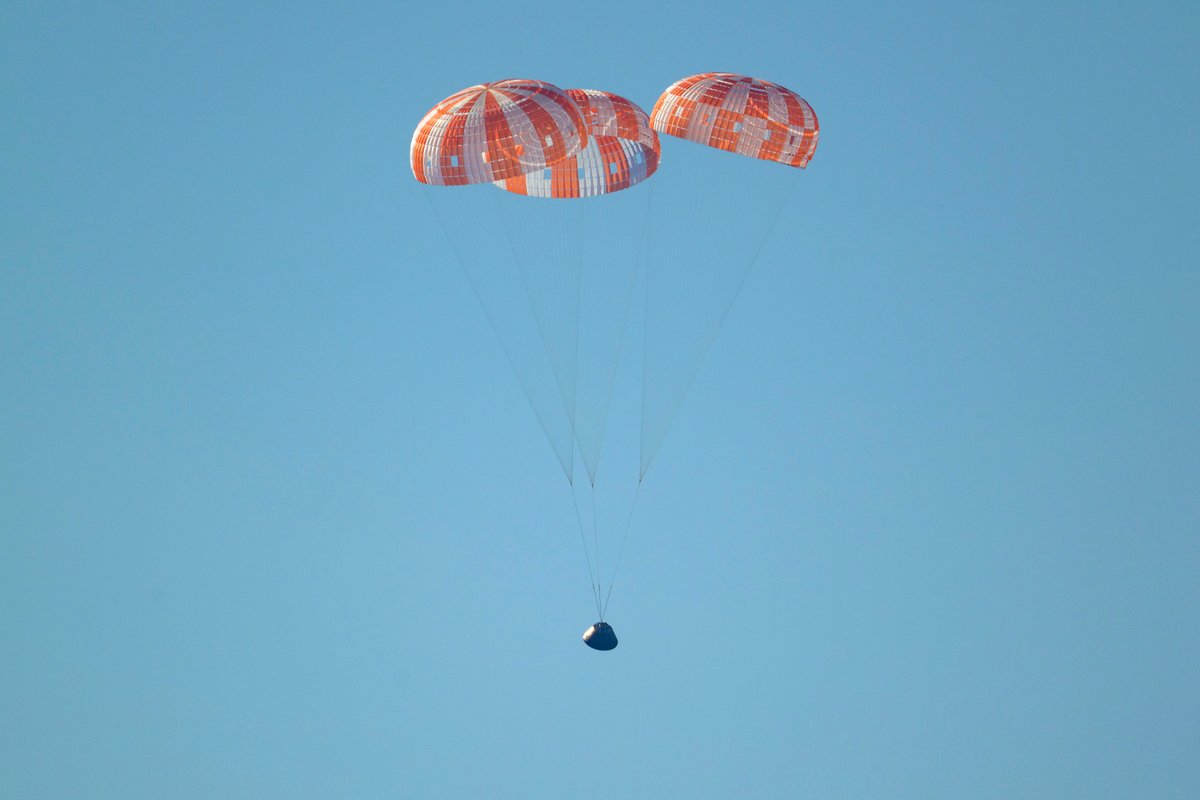 El_Universal_Mx's tweet photo. 🚀 La cápsula de la misión Artemis II amerizó cerca de la costa de San Diego (California) con la ayuda de paracaídas para reducir la velocidad de una caída libre de unos 14 minutos de duración tras entrar en la atmósfera terrestre

Así fue captado el momento del impacto 😮

📸 AP, EFE Y AFP