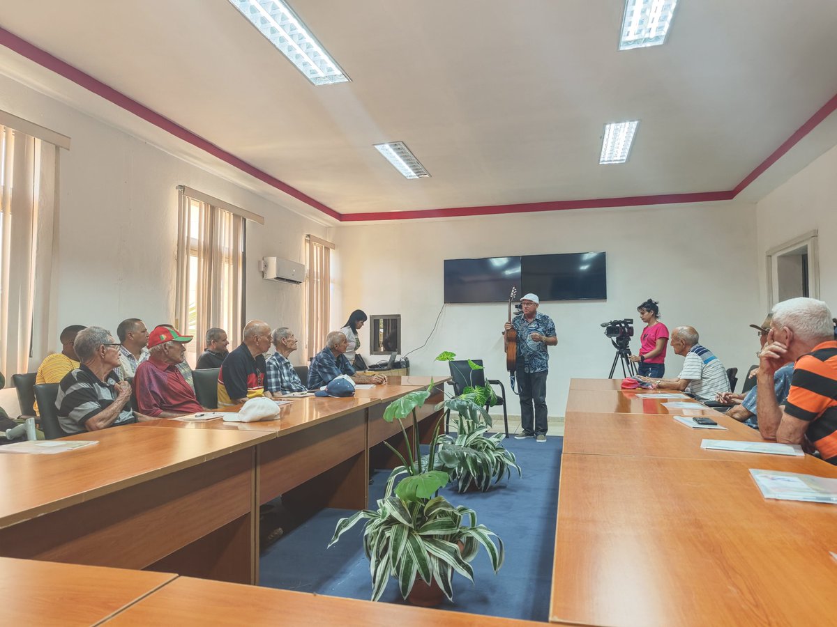 MarisolFFerrer's tweet photo. Ecuentro con los fundadores del #PartidoPCC en #Mayabeque, las historias de vida de ellos, nos trasladaron que las nuevas generaciones tenemos que defender a la #Revolución hasta el último aliento. #CubaViveEnSuHistoría https://t.co/djxPAJ875e