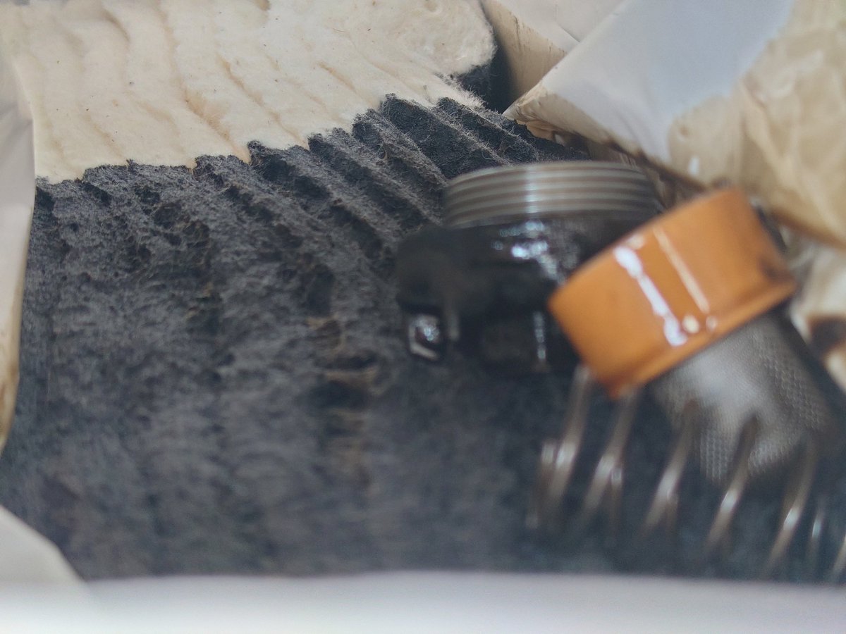 白昼のオイル交換。
今日は通勤ミサイルのシグナスX。
こちらも14年乗ってましてこまめなメンテはとても大事だけど…。
前回のオイル交換から2500kmも走ってしまった。
おかげで真っ黒な墨汁みたいなのがどろっと。入れる量は1L。
さて。ネチネチ進めますー。