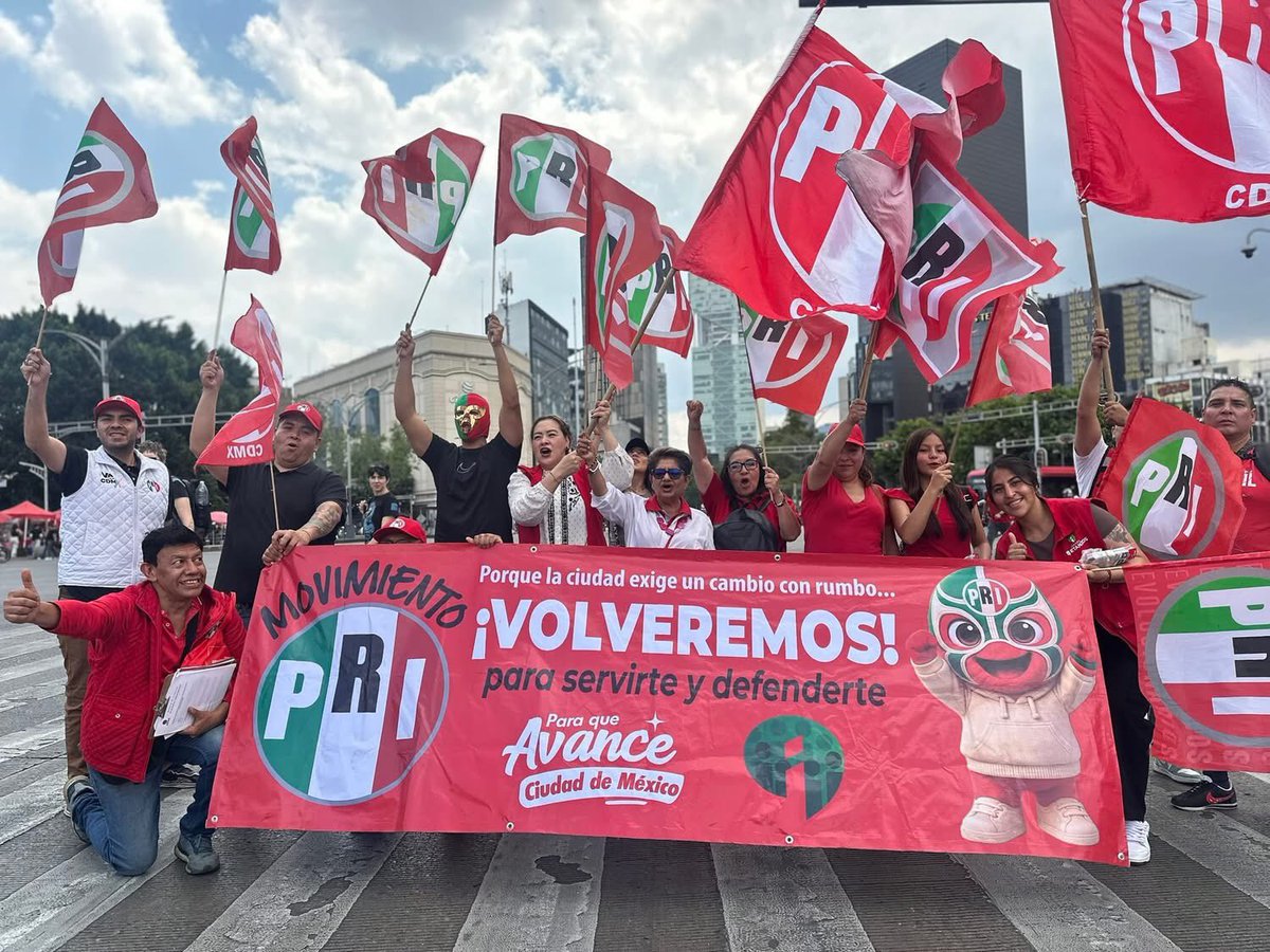 PRICDMX_'s tweet photo. En una jornada más de activismo, la diputada @SANDOVAL_M0NICA y militantes priistas escucharon y dialogaron con ciudadanos . Con energía y determinación, continuamos presentes reiterando nuestra convicción de servir con eficiencia a los mexicanos. ¡Vamos con todo! #PorBuenRumbo https://t.co/8odsZ9W8Uk