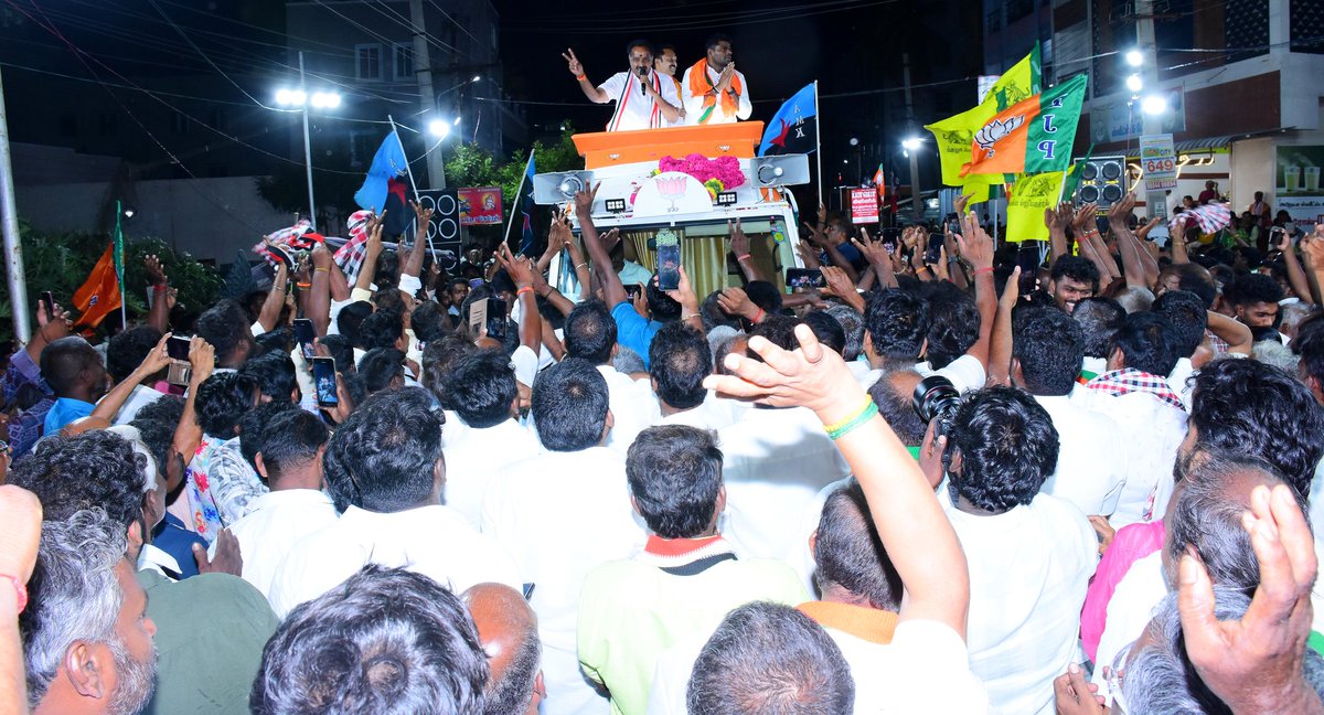 OfficeofminMRV's tweet photo. அளவில்லா அன்பும் ஆதரவும் வழங்கிய நம் கரூர் மக்கள்..
கரூர் சட்டமன்ற தொகுதிக்கு உட்பட்ட வெங்கமேடு மற்றும் ராயனூர் பகுதிகளில்,
என்னுடன் இணைந்து இரட்டை இலை சின்னத்திற்கு வாக்குகள் சேகரித்த, தமிழ்நாடு பாஜக முன்னாள் தலைவர்,அருமை சகோதரர் திரு. @annamalai_k அவர்களுக்கு எனது மனமார்ந்த நன்றி.
நம் கரூர் மக்களின் இந்த உற்சாகமும்,அன்பும் நிச்சயம் கரூரில் ஒரு புதிய மாற்றத்தை உண்டாக்கும்.நம் மக்களின் பேராதரவுடன் தமிழ்நாட்டில்,
கரூர் மாவட்டத்தை முதன்மை மாவட்டமாக மாற்றுவேன்.
#கரூர்_நான்கும்_நமதே
#தமிழ்நாடும்_நமதே