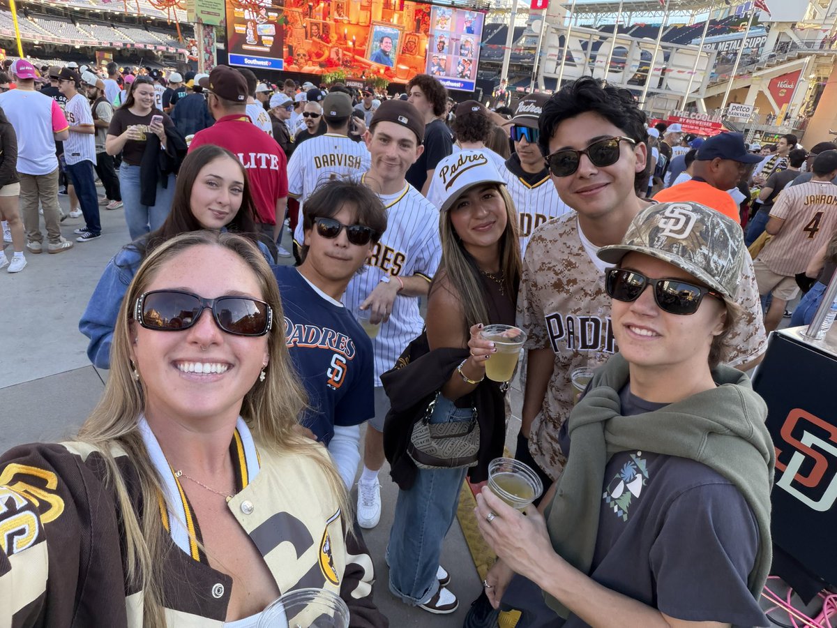 lexidmoreno's tweet photo. #ForTheFaithful first game of the season!! 🤎💛🤍 https://t.co/AH9xw7IipG