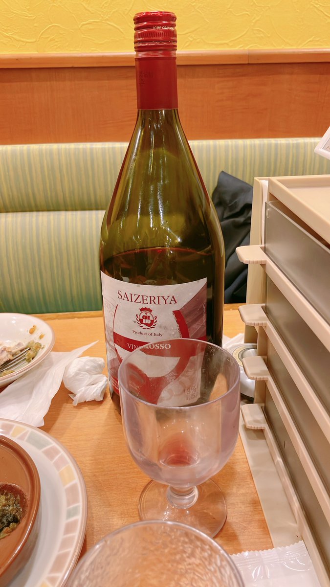 fukacam_003's tweet photo. 「最近1人ｻｲｾﾞ飲みしてて！マグナムが飲みやすくて安いんですよ！飲みきれなかったら持って帰れるし！」と嬉しそうな後輩とｻｲｾﾞ飲みしたら本当にマグナムデカくて笑っちゃった(1.5l)。残った分は後輩が通勤カバンに入れて持って帰ってくれた。家でも楽しんでほしい。 https://t.co/6U5OzNHZYw