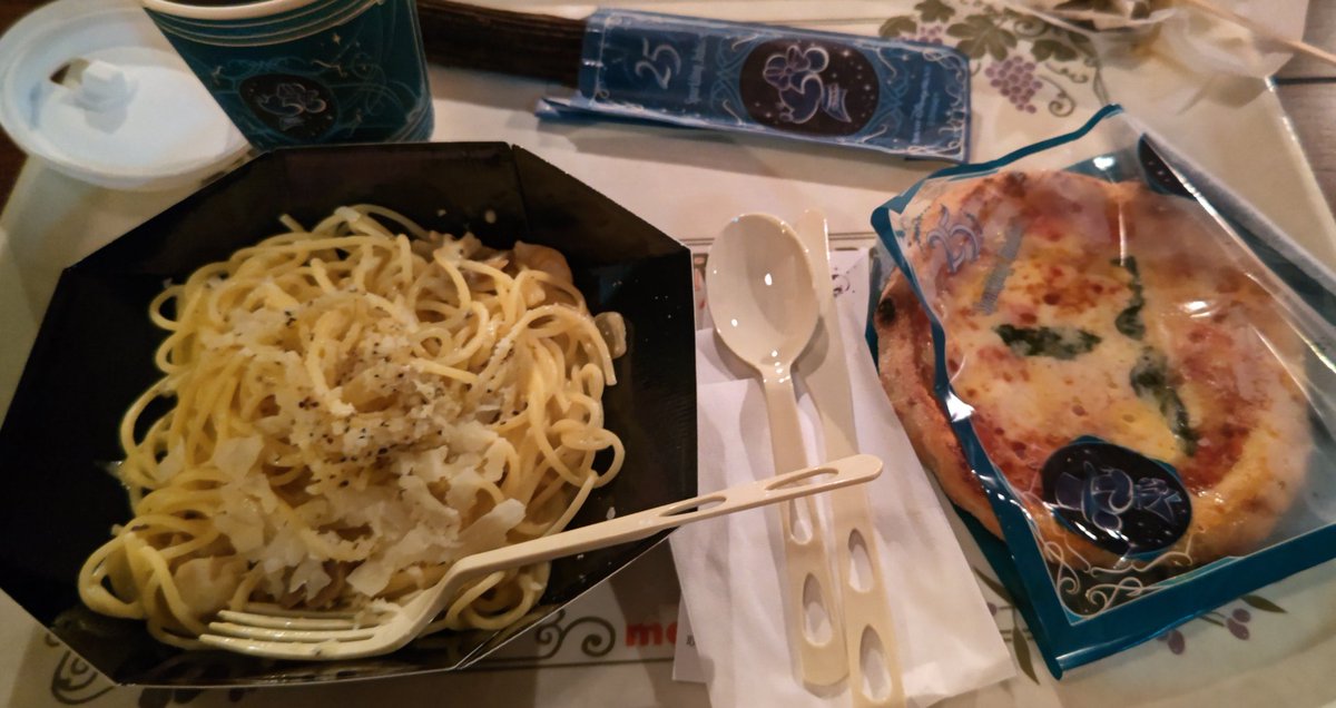 LUX14FE's tweet photo. この前ディズニー行った時の食事😋
どれも美味しかったけど、ファンタジースプリングスレストランのビュッフェはどのメニューも美味しくて逆にどれが1番美味しかったのか分からなかったレベルだった。 https://t.co/GVJ2R38pxb