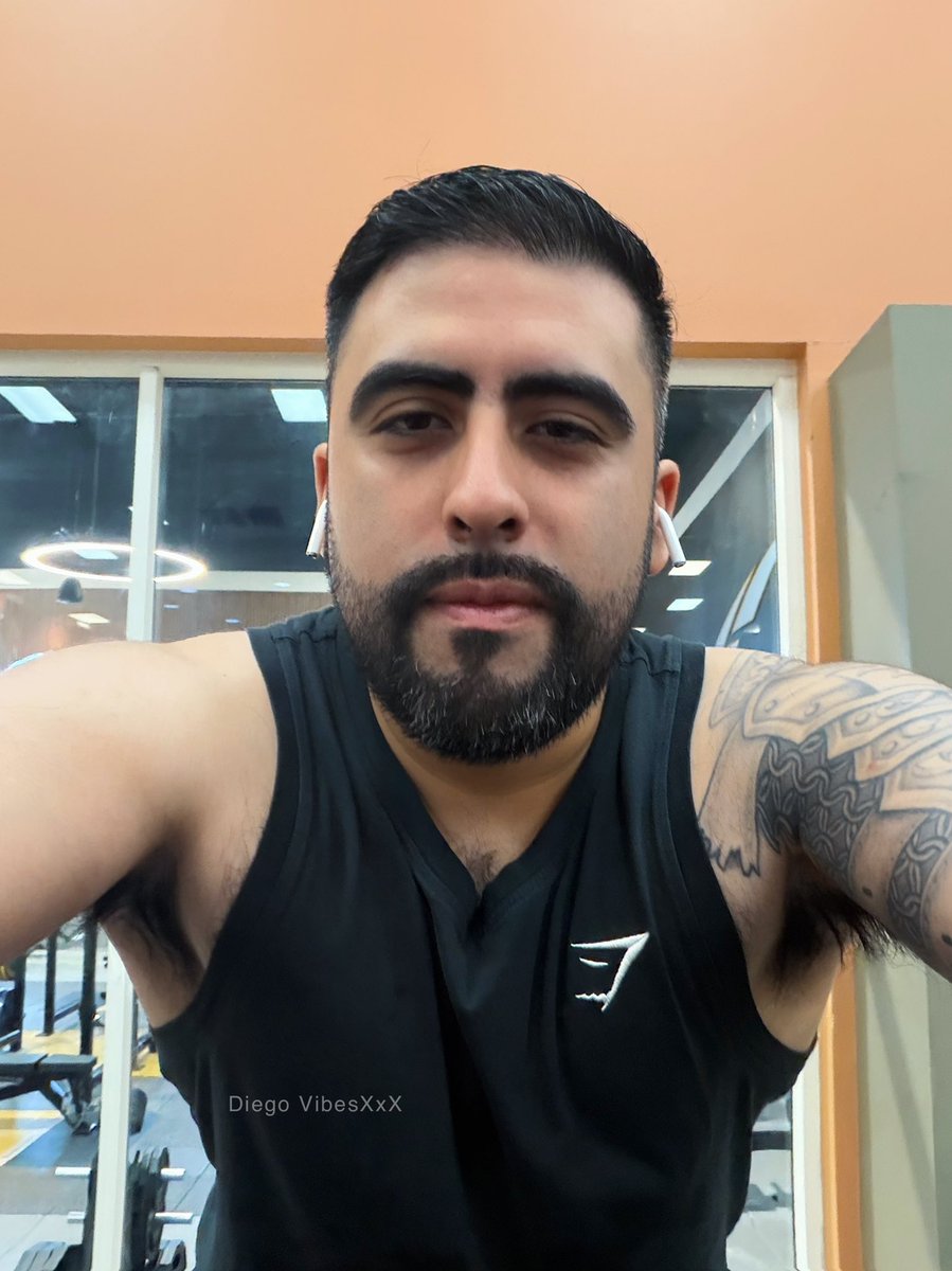 Gym daddy pose. 😝