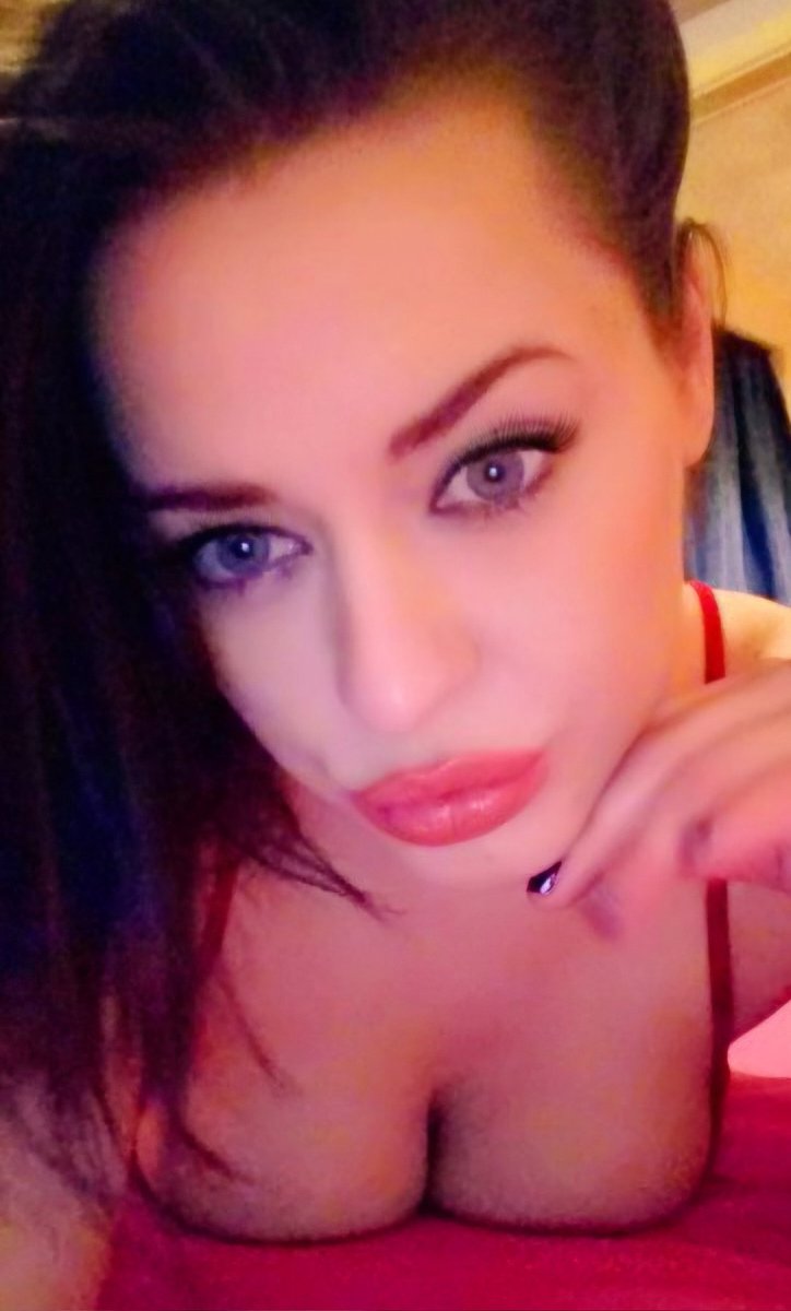 Dominatrix Kayleigh tweet media