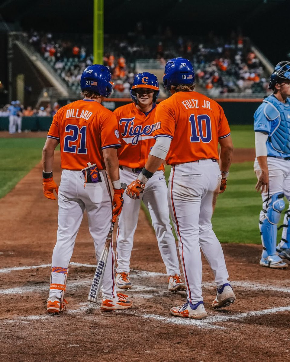 NCAABaseball's tweet image. TIGERS 🤝 GAME ONE 😤

Clemson gets the dub in game one of the series over No. 5 UNC, 9-5!

#NCAABaseball x 📸 @ClemsonBaseball