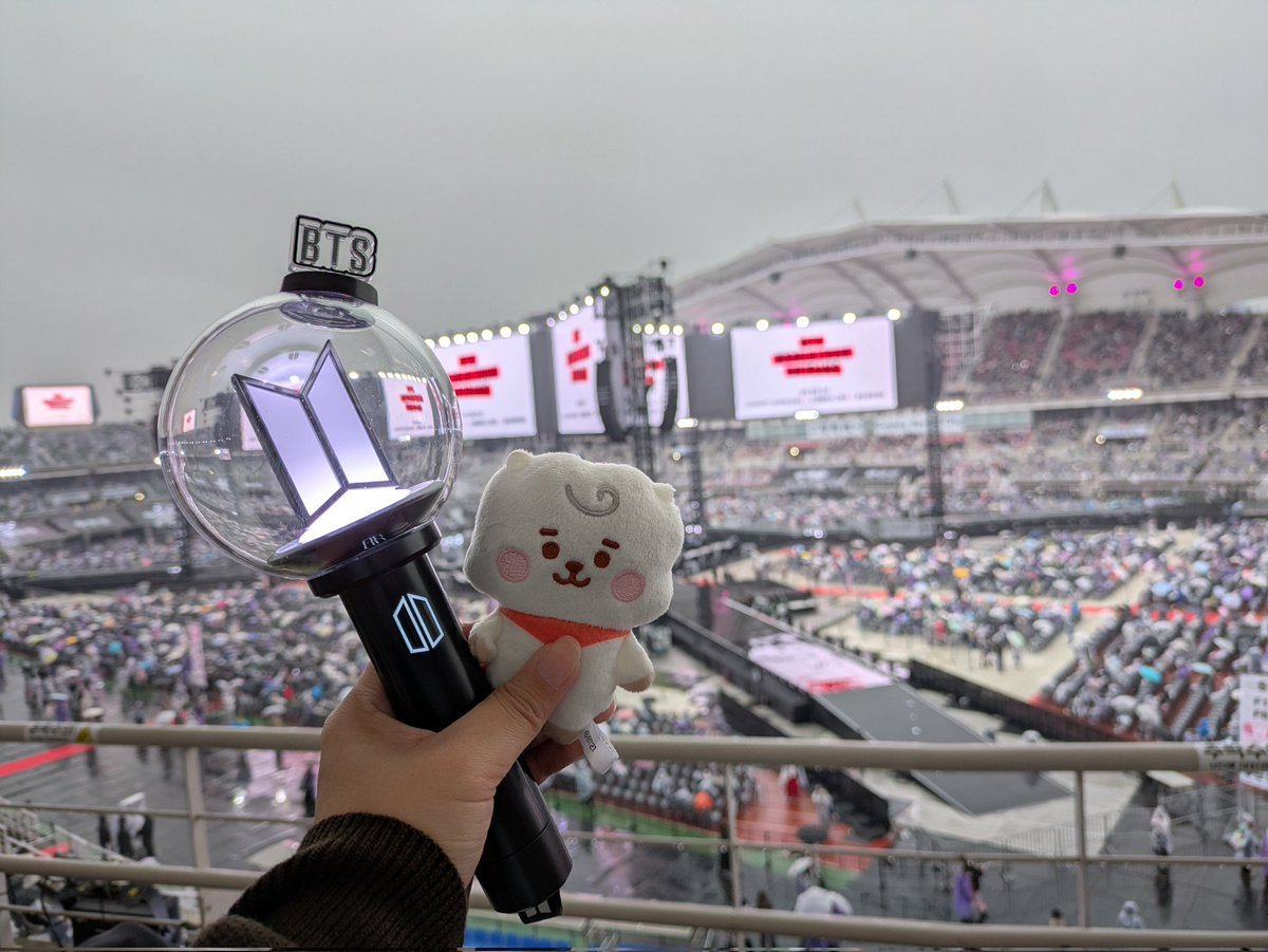 45_chr's tweet photo. 初めての！！韓国公演😭🤍そして첫콘🫶🏻ドカ雨でメンバーみんなは大変だったと思うけど、雨も滴るいいソクジンが見れてよかった…！！風邪に気をつけて、怪我なくワールドツアーいってらっしゃい〜！#BTS_WORLDTOUR_ARIRANG https://t.co/i4Ie4GKHJQ