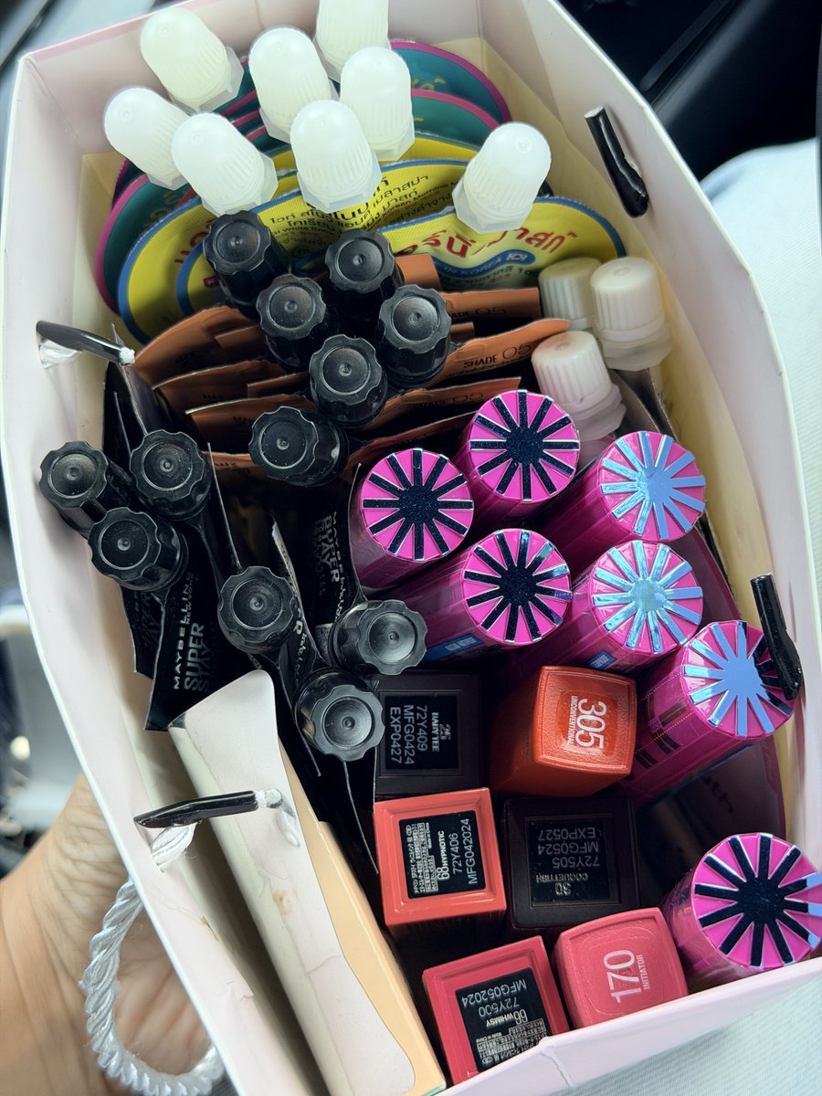 callmeps's tweet photo. มี #MaybellinexTen #TENxFirework กับ #BANOBAGIxTEN อยู่ วันนี้เลยเอามาแจกพนักงานหมดเลย สวยผิวใสรับสงกรานต์ https://t.co/adfwkKgZha