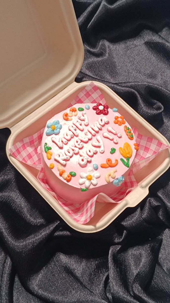 serabentocake's tweet photo. daily dose of bento cake d10cm 😍 https://t.co/z8PkHHQNuk
