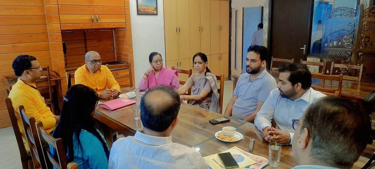hjsdrpingale's tweet image. जयपुर, राजस्थान प्रवास में हिंदू जनजागृति समिति के राष्ट्रीय मार्गदर्शक सद्गुरु डॉ. चारुदत्त पिंगले जी ने
सावरकर दर्शन प्रतिष्ठान (राजस्थान शाखा) के पदाधिकारियों से संवाद किया । 

सद्गुरु डॉ. पिंगले जी ने कहा कि हिंदू जाति में बटे है, यह गलत विमर्श हमपर थोपा गया है ।#Nationalism