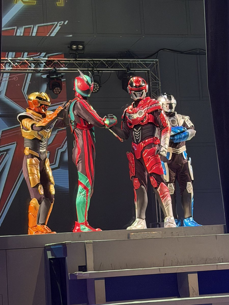 アクリル tweet media