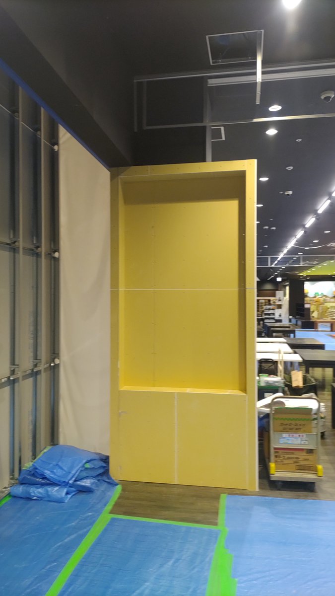 改装中の鹿児島店をちょっとだけ！

その②

ホビーゾーン側入口になにやら
ぽっかり大きな穴が！
一体何が入るんでしょう……？

思ったより大きいねぇ……と
ザワついておりました。