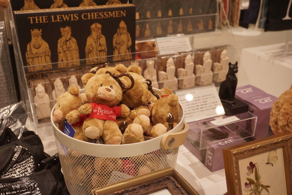 TokyoArtBeat_JP's tweet photo. 世界の美術館や博物館グッズを販売する「AMUSÉUM」が、大阪で初のポップアップを開催！
https://t.co/0zU5PytMG5 #ad 

ルーヴル美術館、大英博物館、メトロポリタン美術館などから多彩なアイテムが揃う🎁
梅田のLUCUA 1100 4階 sPACEにて、会期は4月26日まで https://t.co/iTnLTINeIp