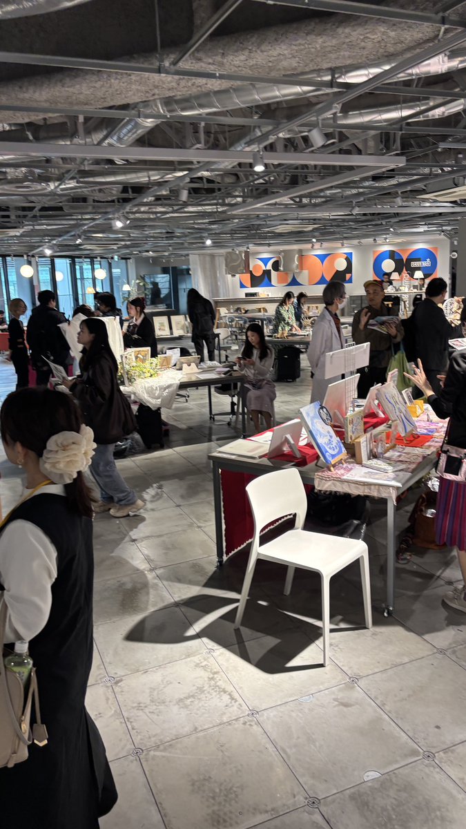 おはようございます。
昨日から始まった「アートで飯が食いたいんです！展」まずは1日目が終了しました。
いやー、ぎょうさん来てくれましたな〜。
雨やったからどうやろ？と思っていましたが、
本当にたくさんの方が来てくれてアートを楽しんでいただきました。