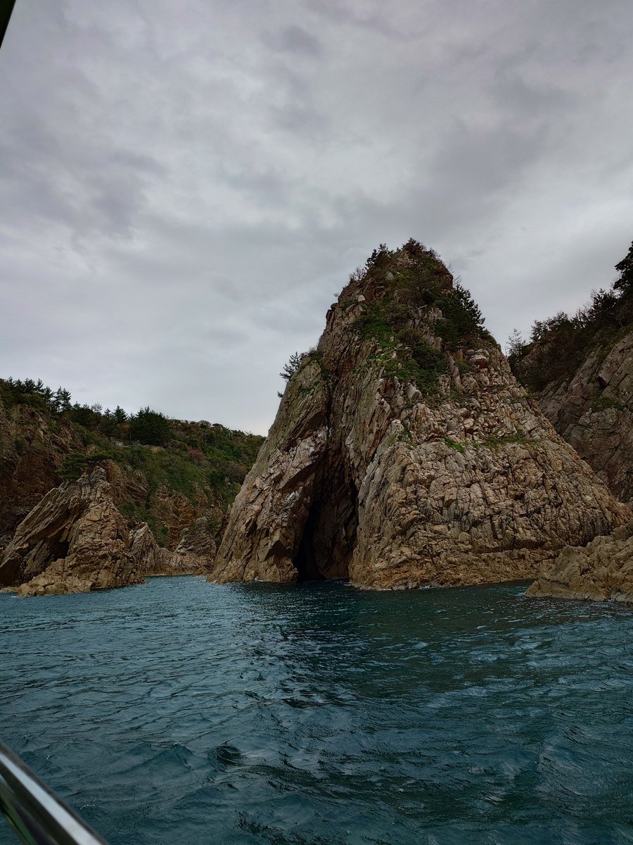 一旦昨日の話に戻るね。曇天だったけど、遊覧船に乗れたよ、波が高くて揺れだけど…。因みに今日は晴天なのに欠航
昨日、根性出して良かった…