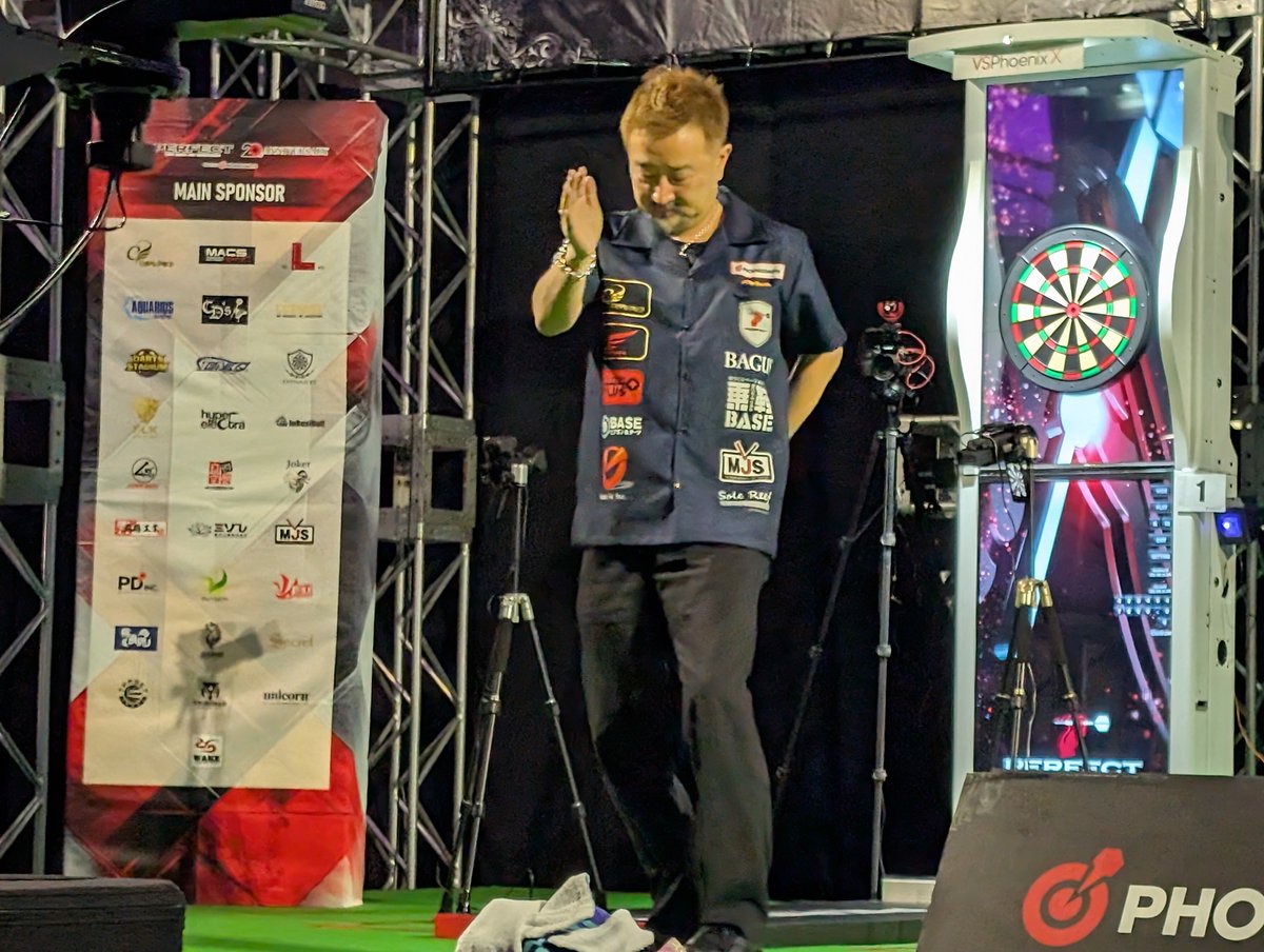 CosmoDarts's tweet image. PERFECT第3戦 / MJ'26 SPRINGスタートしました✨

安食賢一選手は、なんとダンスを披露しながら登壇🕺
プポ・テン・リェ選手も登壇し、皆でゲームオン‼️

熱く燃える試合を、その目に焼き付けてください🔥

#CosmoDarts #FitFlight #PERFECT #MJ26SPRING #darts