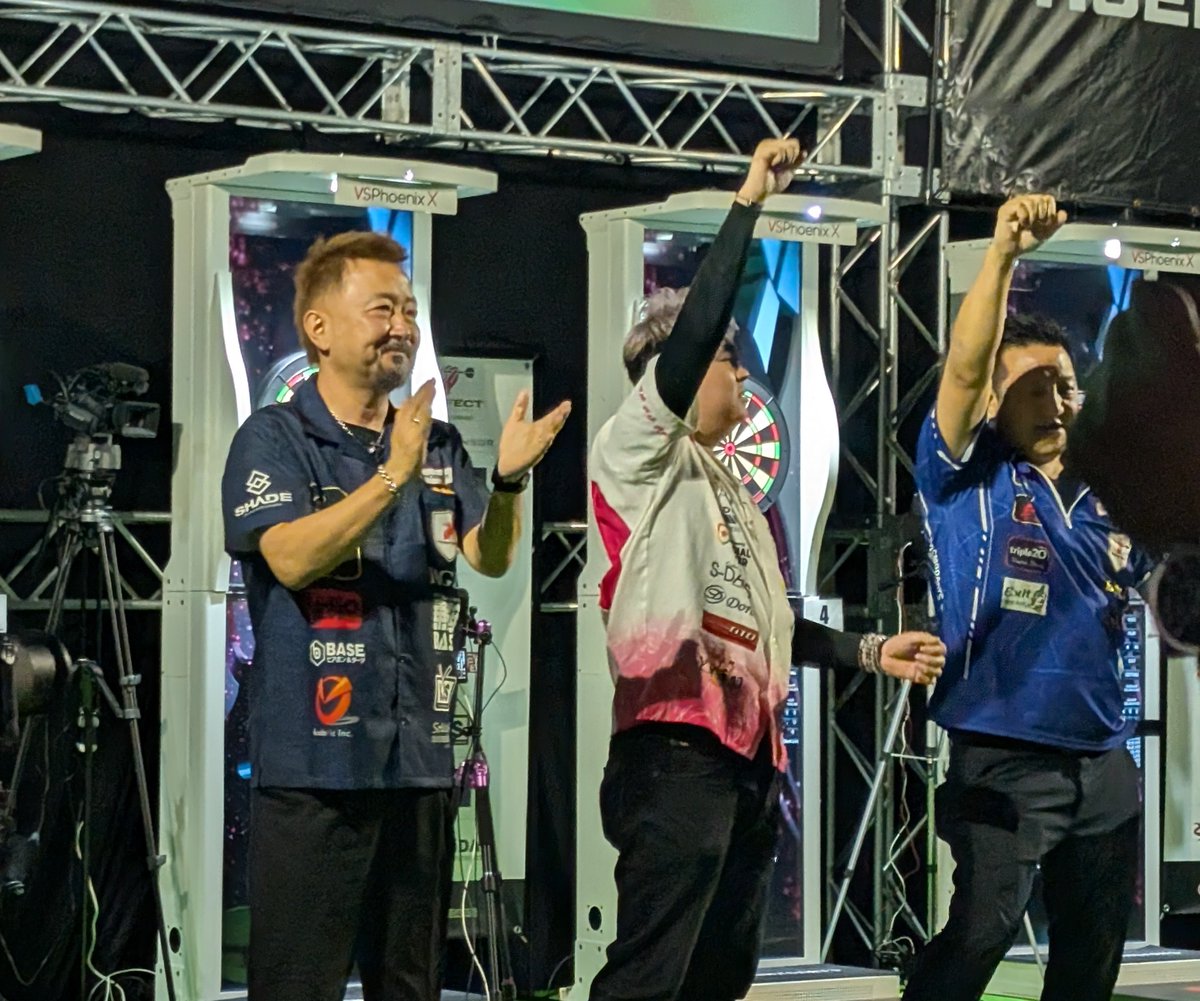 CosmoDarts's tweet image. PERFECT第3戦 / MJ'26 SPRINGスタートしました✨

安食賢一選手は、なんとダンスを披露しながら登壇🕺
プポ・テン・リェ選手も登壇し、皆でゲームオン‼️

熱く燃える試合を、その目に焼き付けてください🔥

#CosmoDarts #FitFlight #PERFECT #MJ26SPRING #darts