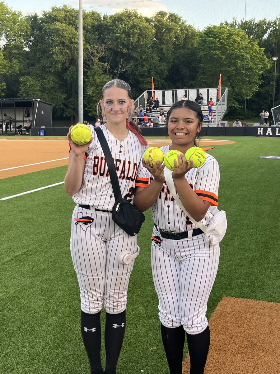 MonteSparkman's tweet image. So proud of these girls!!!!  One home run is cool……..how about 4!!!!!!!!!!!! #dingers @rhine_coach #squad #proudcoach
