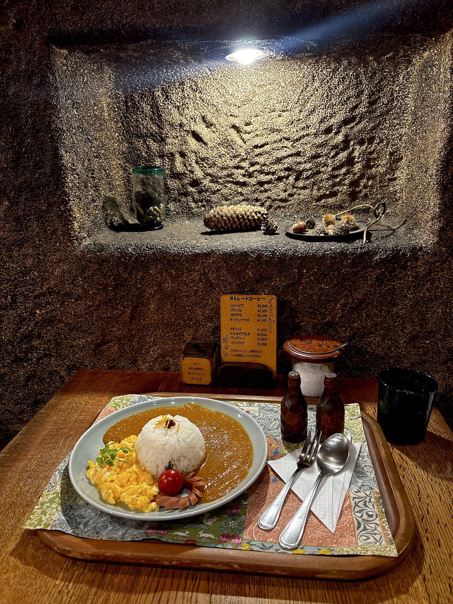 asa29667507's tweet image. 野宮有さん『殺し屋の営業術』
本屋大賞6位おめでとうございます🎉

授賞式でPOPをお渡しして、御見積書などにサイン頂きました✍🏻

続編『殺し屋の出世術』を執筆中だそうなので楽しみ！

今はくぐつ草でオムカレー中🍛

#POP
#本屋大賞2026