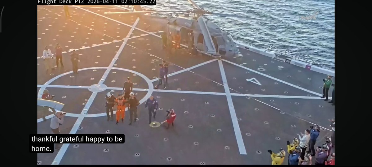 #URGENTE: Caminando y visiblemente adaptándose a las condiciones de su regreso a la tierra, se desplazaron los tripulantes de la misión Artemis II por la plataforma del  USS John P. Murtha. #nasa #astronautas #luna #orion