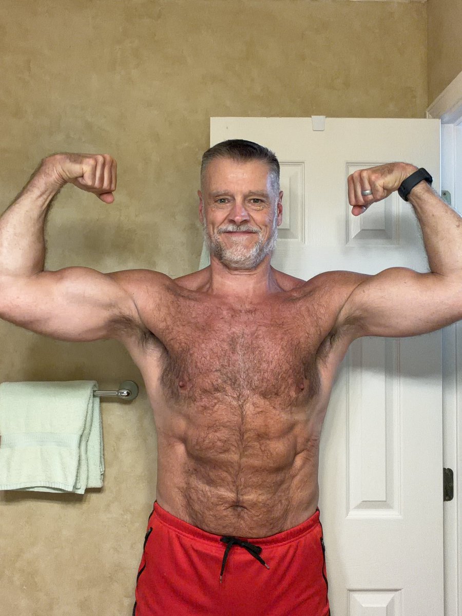 claystaggs's tweet image. #flexfriday is always fun after you’ve done biceps. 💪