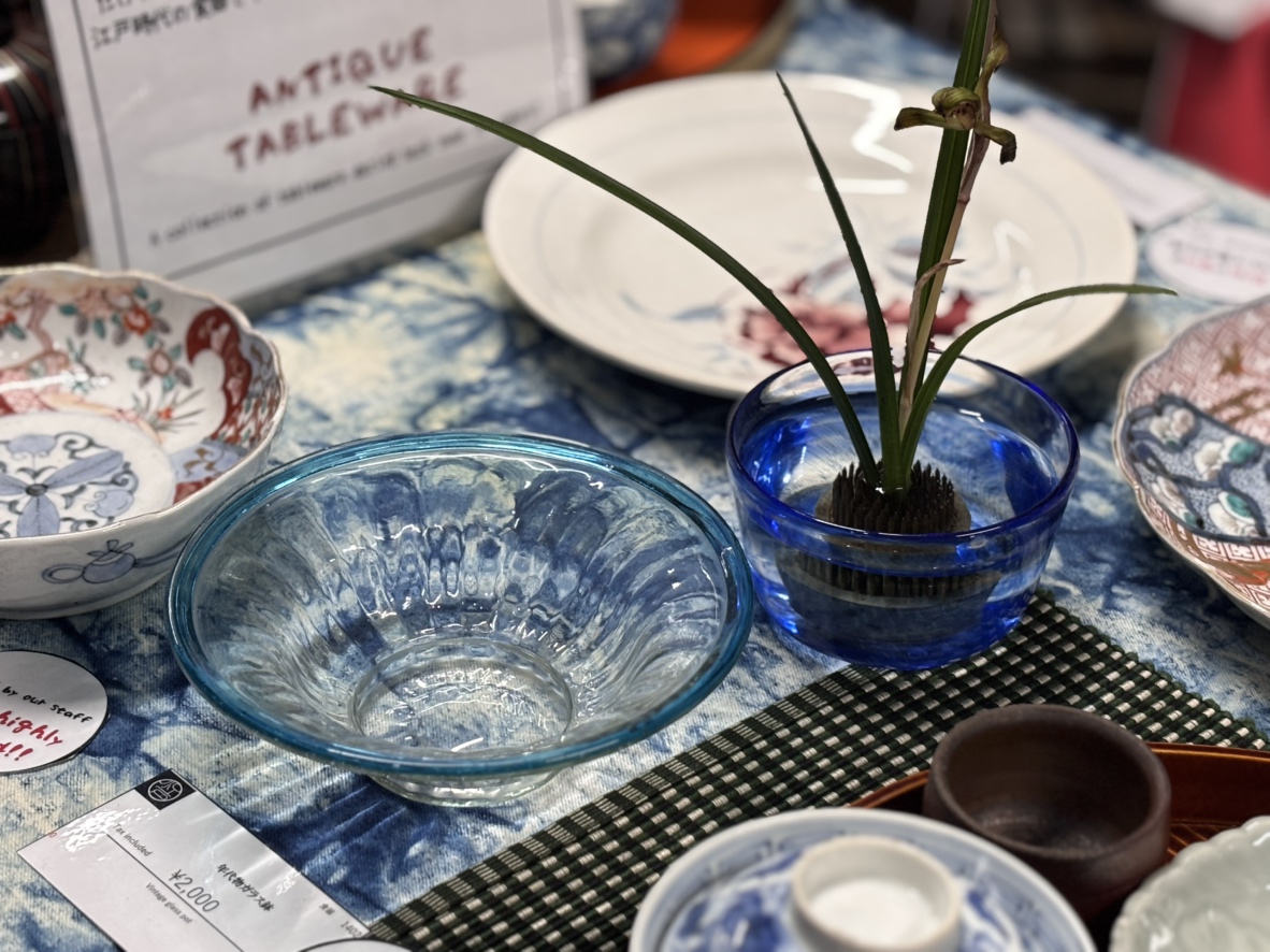 coedo_honkawa's tweet photo. ✨New Arrivals✨
Antique Glass Bowls
As summer approaches, how about some elegant glass tableware 💁
We also have more glass items newly in stock‼️
#Tableware #Glass #Glassware #EarlySummer #TableSetting
#Bowl #Kawagoe #Shunran https://t.co/7rJ5XgkwUo