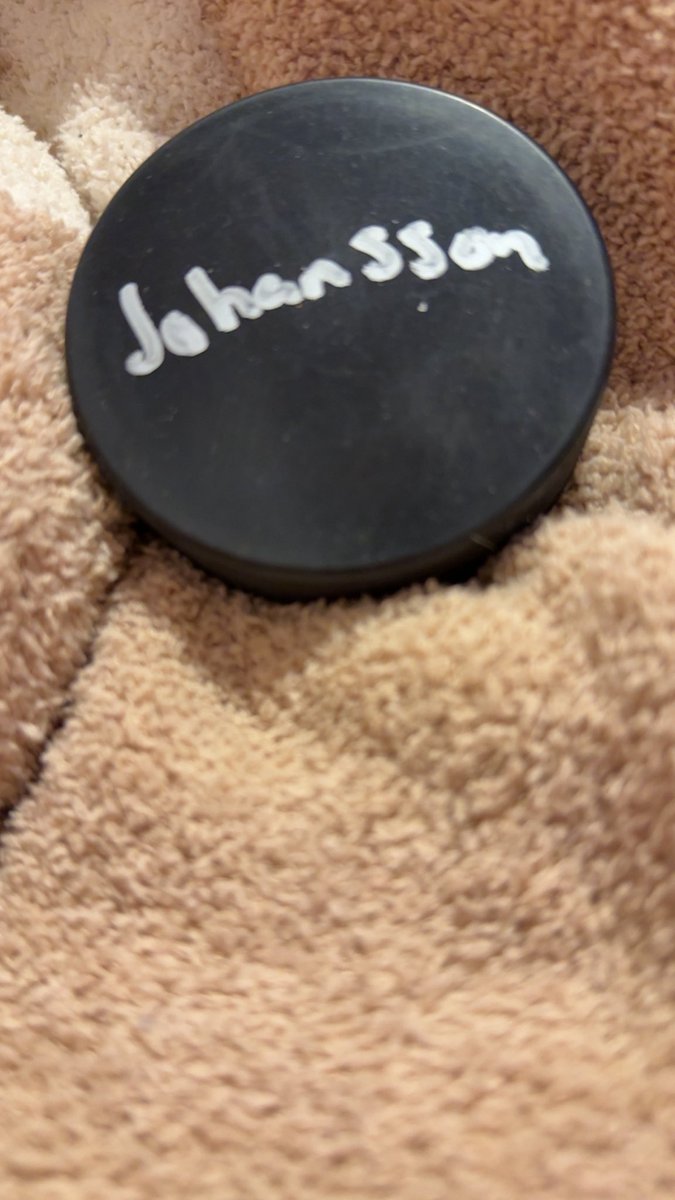 buddiesvoyeur's tweet photo. hi :3 
in honor of the season coming to an end (i’m crying saying that wow) i wanted to give away a signed Jojo puck + some other wild surprise goodies <3 

just be following me and rt+ reply!! 
usa and canada residents only i’m sorry shipping is insane rn https://t.co/uGdrB5621w