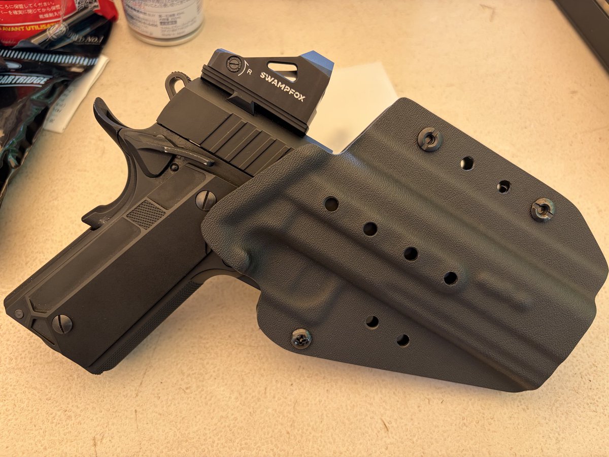 AirsoftUltima's tweet photo. 新商品紹介です！
当店の両利きホルスターシリーズ Ambi-Coreに新たにハイキャパ系用が加わります！
なんと1911も使用可能です！
写真はCarbon8 Hellcat4.3です。
※1911系で使用する場合は、1911専用ホルスターと比べるとフィット感は若干落ちます。
お値段7000円〜
ご質問、注文はお気軽にDMまで！ https://t.co/9UfkYm9Zmm