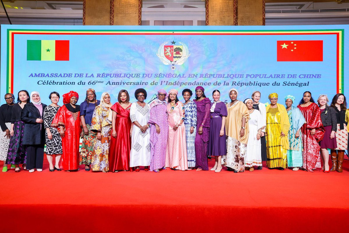 SyllaSori's tweet photo. Célébration à Beijing du 66e anniversaire de l’indépendance du Sénégal. La culture sénégalaise magnifiée et à l’honneur a Beijing avec la présence remarquable de Baaba Maal et du Daande Lenol. 2/2 https://t.co/a1EpxRLot2