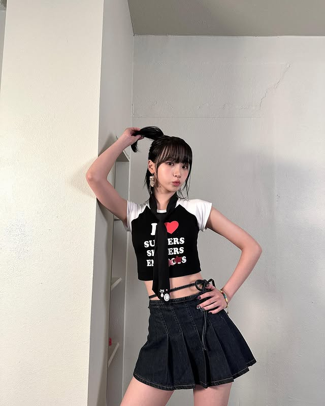 hourly chaewon ☆ tweet media