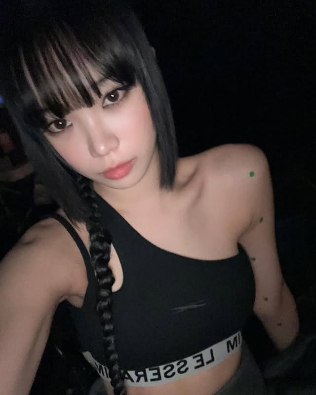 hourly chaewon ☆ tweet media