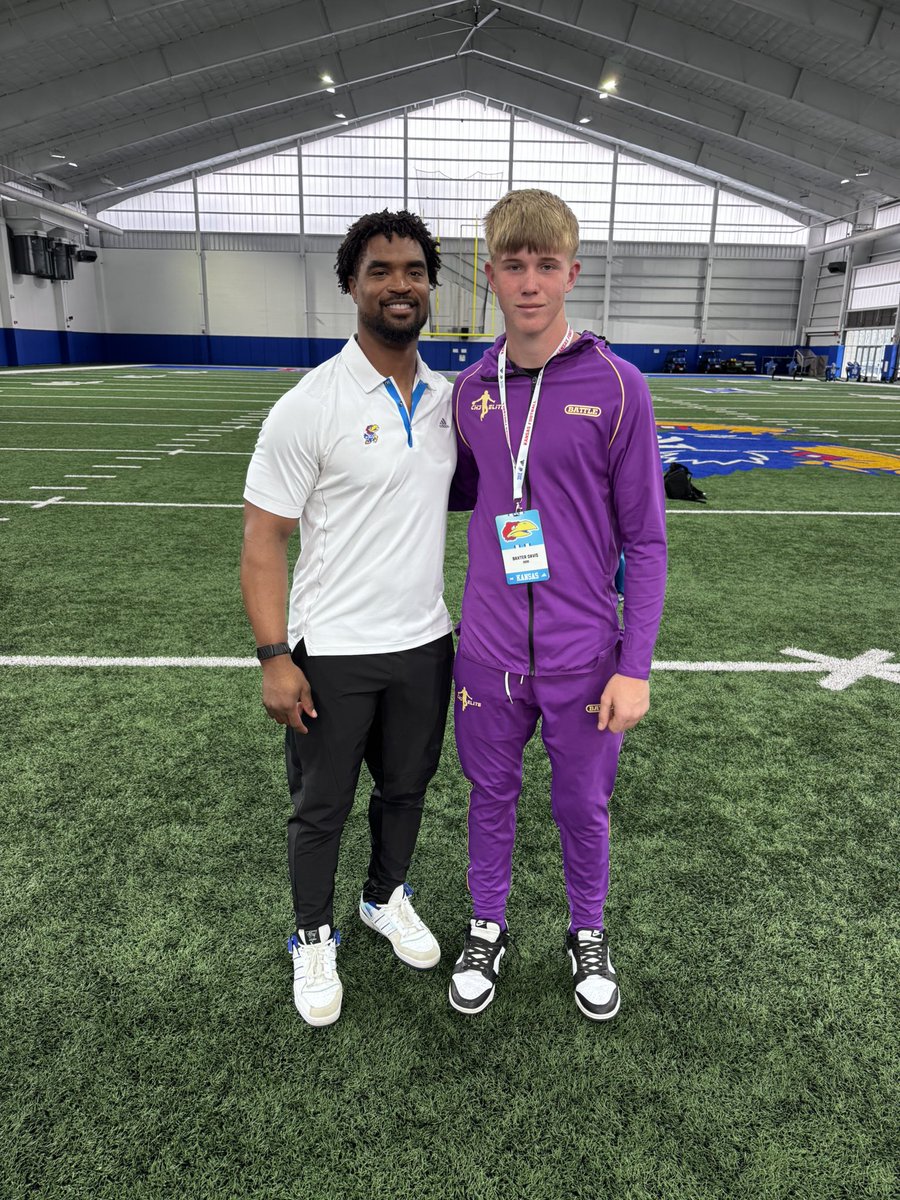 thebaxterdavis's tweet photo. Our team toured the amazing facilities at KU! Thank you @CoachLeipold for speaking to us &
@DarrellStuckey for sharing your
knowledge &
showing us around
@KU_Football
@CoachRobIanello
@BillyBonneau
@ChrisHarrisJr
@ChJelite
@coachcondict
#RockChalk #KU #RecruitTheGee https://t.co/Szg5QC9de5