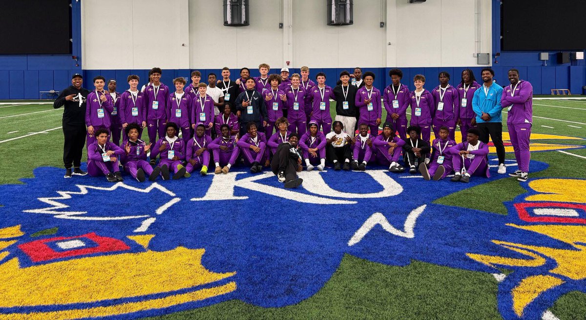thebaxterdavis's tweet photo. Our team toured the amazing facilities at KU! Thank you @CoachLeipold for speaking to us &
@DarrellStuckey for sharing your
knowledge &
showing us around
@KU_Football
@CoachRobIanello
@BillyBonneau
@ChrisHarrisJr
@ChJelite
@coachcondict
#RockChalk #KU #RecruitTheGee https://t.co/Szg5QC9de5