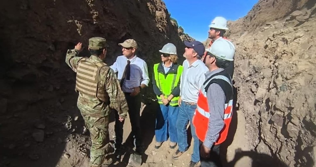 #iquique
El ministro de Obras Públicas y  autoridades regionales visitaron Colchane con el objetivo de verificar en terreno los avances de los trabajos asociados al Plan de Fortalecimiento Fronterizo.