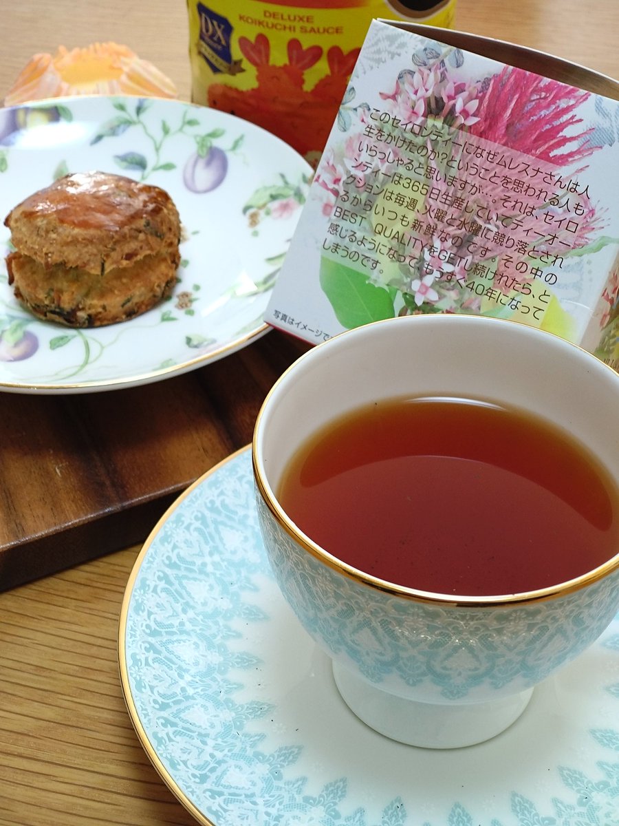 macaron3ki_tea's tweet photo. 土曜朝クリームティー
ポトトゥワBOP1をカップで #ムレスナしばく
自家焼成・敗北者のスコーンS3
クリームとコーミソース #creamfirst
ポトトゥワのラストエリ草のつもりが、残したときはポットで飲む想定して2包残してたのに後から気づき、残基1に。125gを5分でちょうどいい。表現わからんけど、旨い https://t.co/eOlazH7gbP
