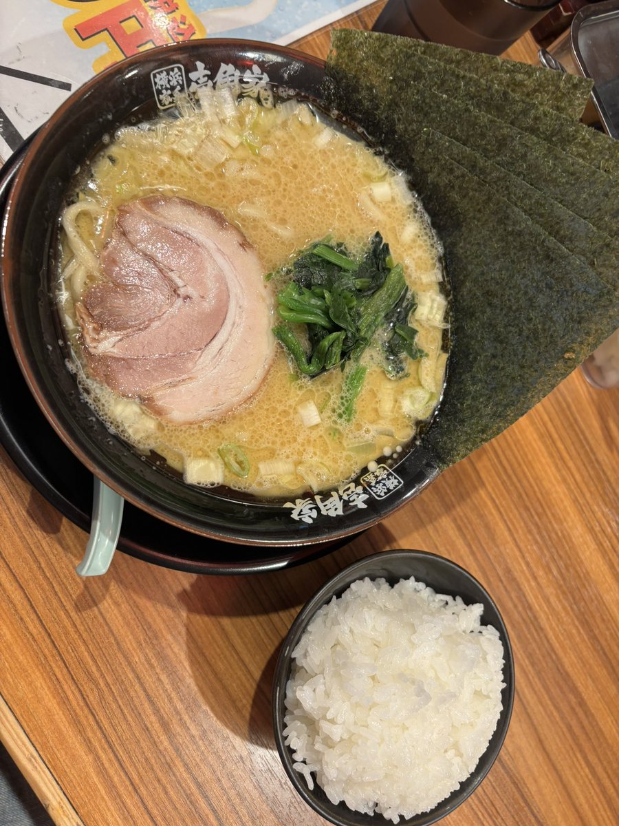 本日のランチは壱角屋さん高崎店に
伺いました✨
醤油豚骨ラーメンスープ多め脂多め
海苔増しで頂きました🍜
現在ライス🍚も食べ放題の
お得なキャンペーン中で
とても美味しかったです👍