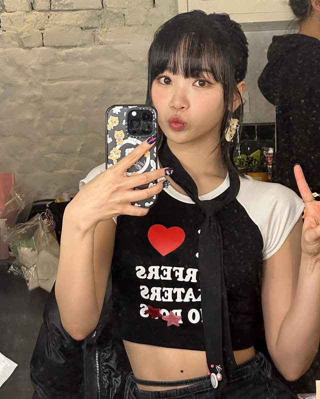 hourly chaewon ☆ tweet media