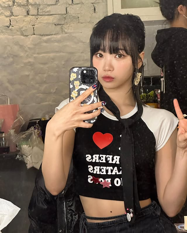 hourly chaewon ☆ tweet media