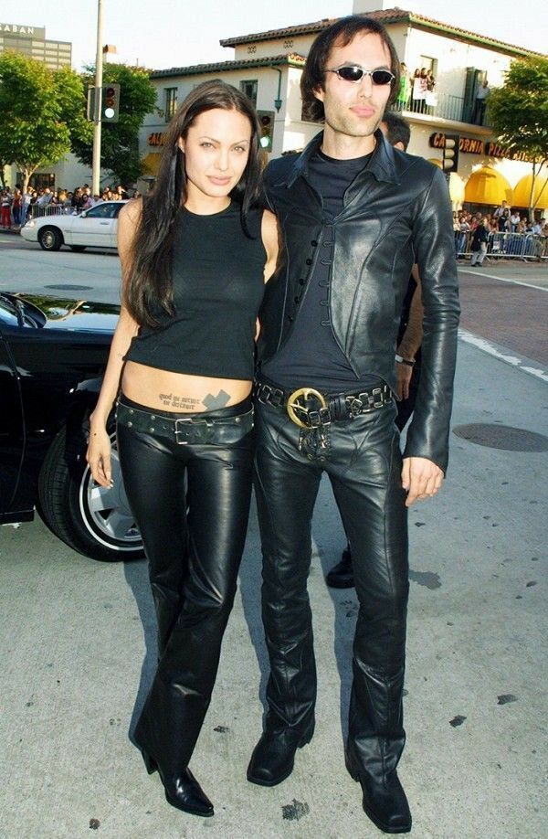 rogue's tweet photo. Angelina Jolie with her brother James Haven at the premiere of "Lara Croft: Tomb Raider" (2001) https://t.co/Yn6a6bROID