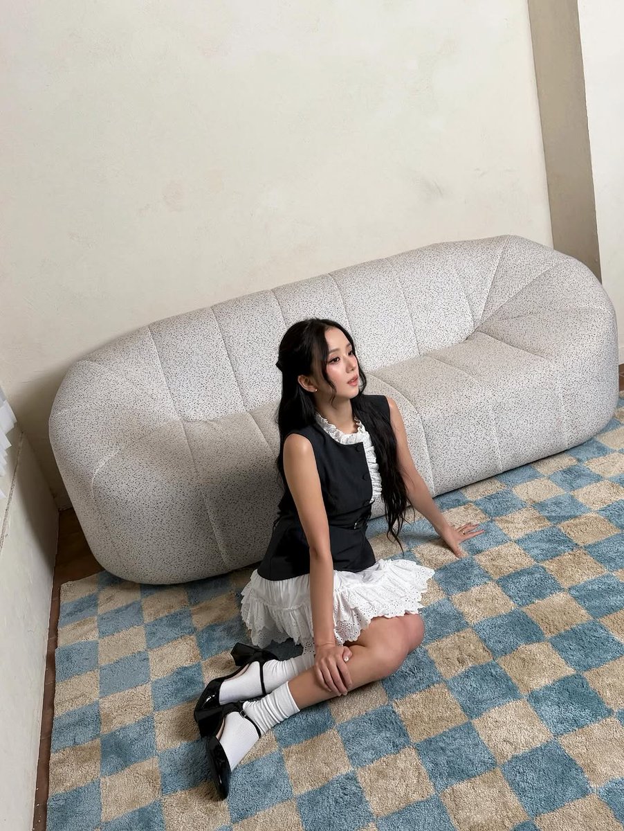 itsjicoo's tweet photo. Closer view brings out the quieter details, subtle gestures, soft focus, and a steady kind of attention. The atmosphere slows down, allowing the moment to feel more personal and grounded. Nothing needs to be added, it already feels complete in its own way. https://t.co/PPGX6B0ql8