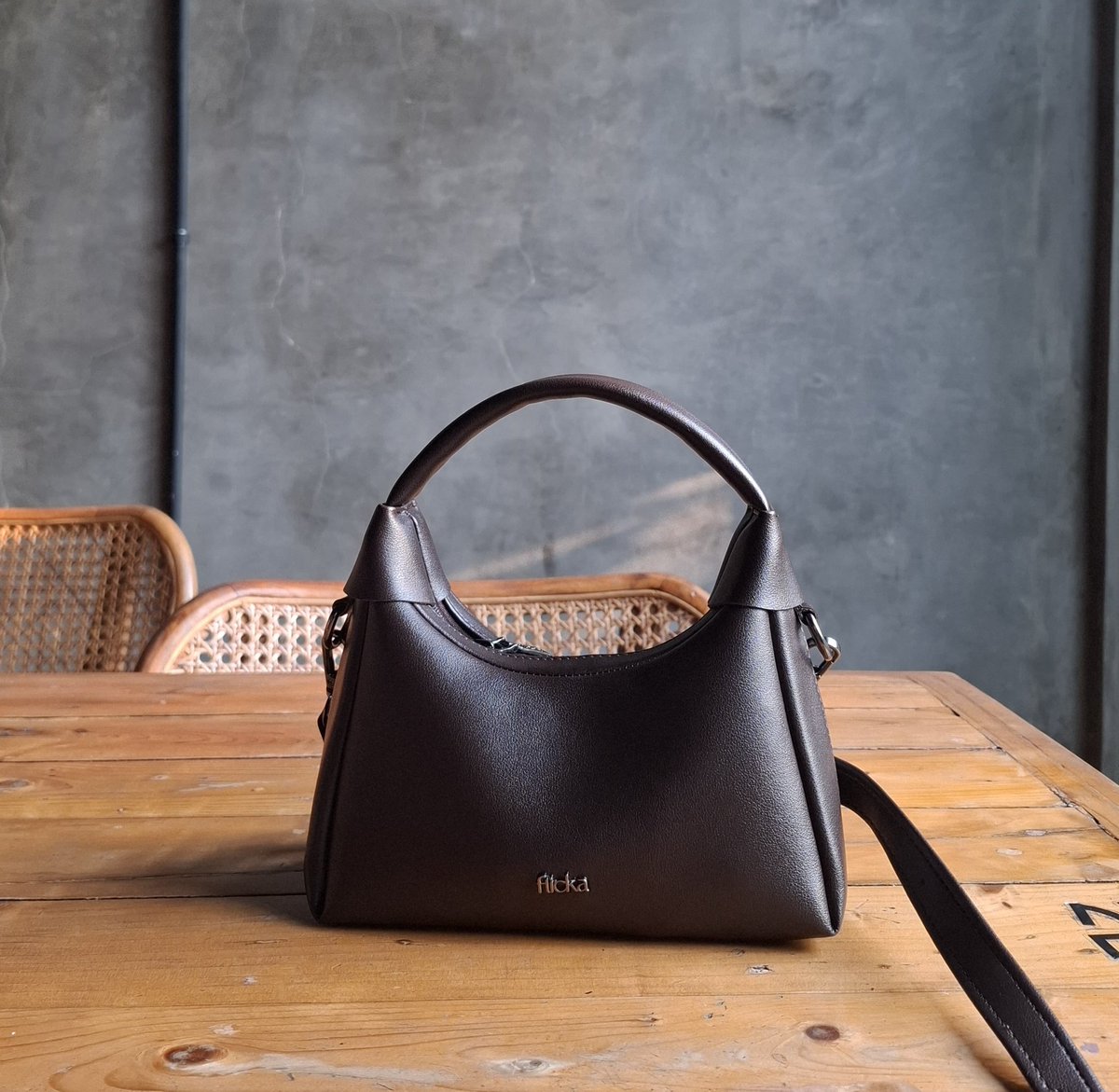 xzceyyaa's tweet photo. current favorite bag 🤎
warnanya cakep, modelnya timeless, dipakai tiap hari pun gak bosen
so proud pakai brand lokal https://t.co/PCP0ivprjj