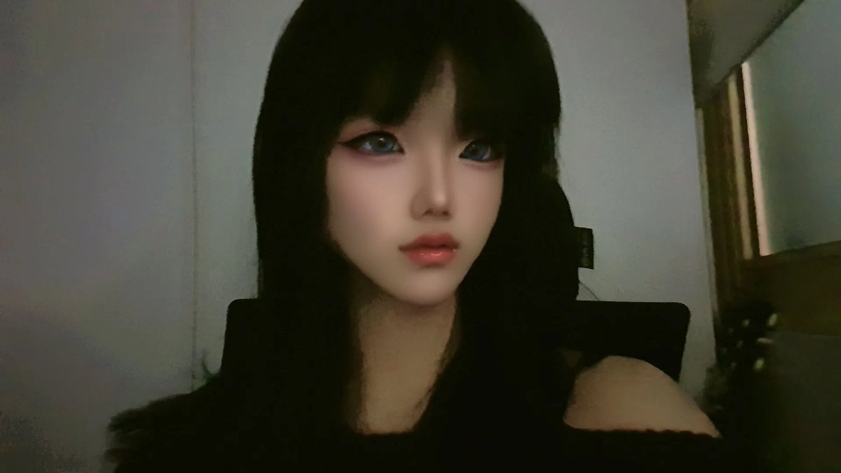 이름 tweet media