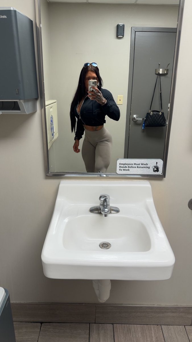 brittgagne265's tweet image. Surgery on Monday to fix my hand. Then back to the scheduled program 🤘🏽 #selfie #muscle