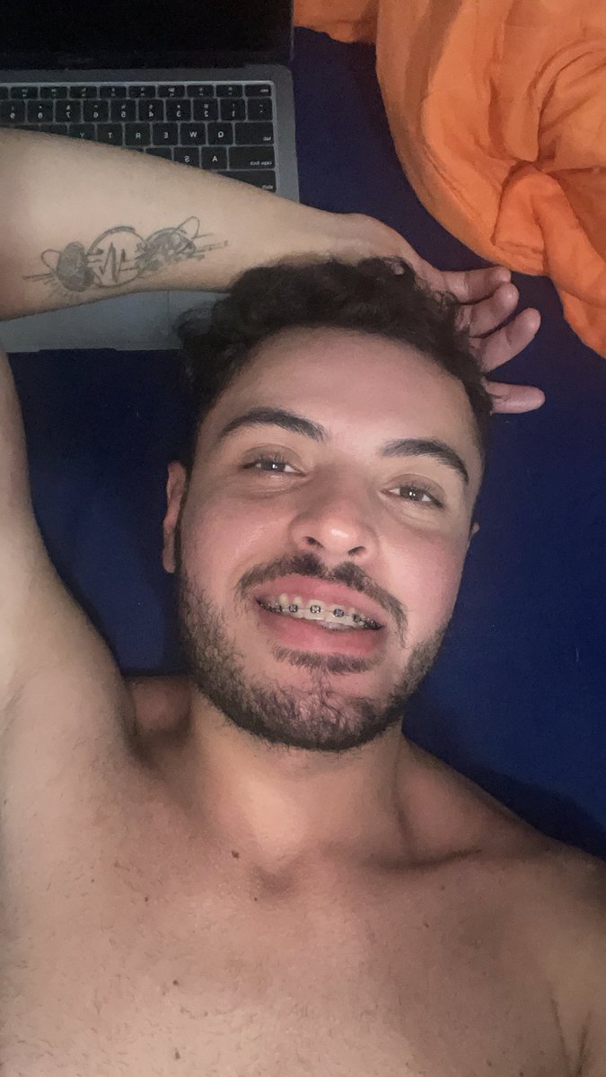 Sem sorriso e com sorriso.