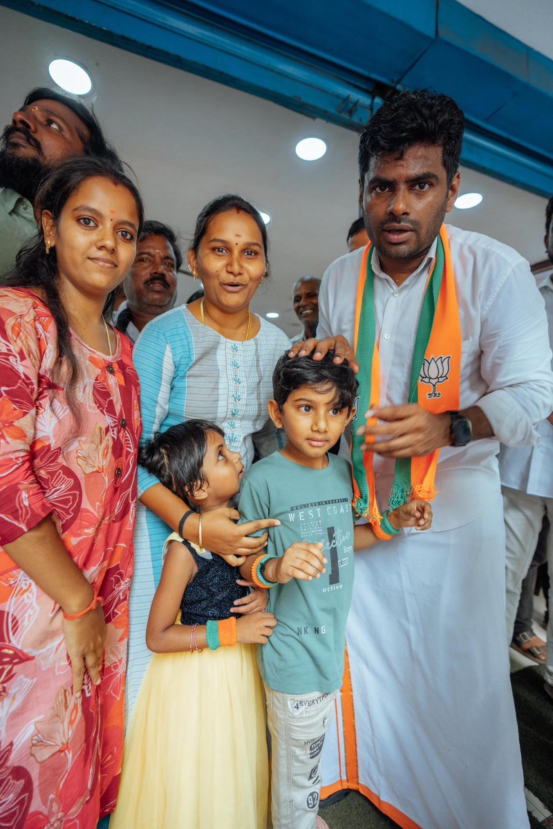 தமிழகத்தில் கடந்த 5 ஆண்டுகளாக தீயசக்தி திமுக நடத்திய மோசமான ஆட்சியை விரட்டியடிக்கவும், மக்கள் நலன் காப்பதையே கொள்கையாக கொண்ட தேசிய ஜனநாயகக் கூட்டணி ஆட்சி தமிழகத்தில் அமையவும், இன்றைய தினம், கோவை வடக்கு சட்டமன்றத் தொகுதியில் அக்கா திருமதி. <a href="/VanathiBJP/">Vanathi Srinivasan</a> அவர்களை ஆதரித்து தீயணைப்பு