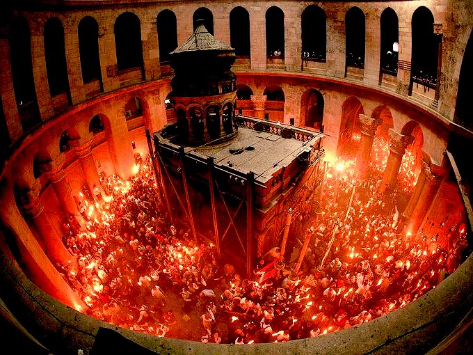 rita_sainte's tweet photo. فيض النور المقدس من قبر السيد المسيح في كنيسة القيامة في #القدس.. أعجوبةٌ تتكرر سنوياً في عيد الفصح بعد قيامة يسوع منتصراً على الموت ليحيينا معه.. فليشع يا رب نورك الأزلي علينا ويشفينا من أمراضنا وأوجاعنا ويعطينا الراحة والآمان والخير.. 
المسيح قام.. حقاً قام
 #فيض_النور https://t.co/3CoxcISAiv